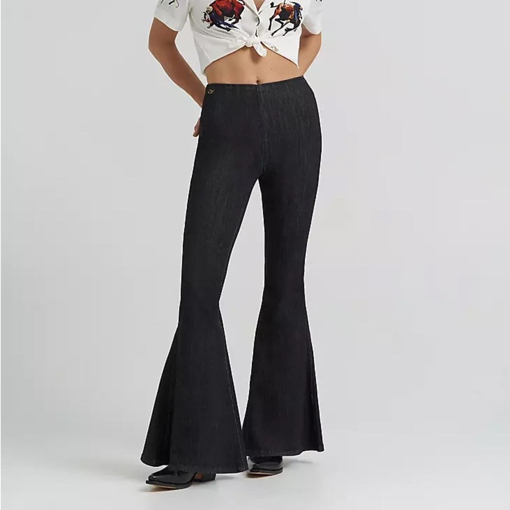 NWT Wrangler High-Rise Flared Dark Wash Pants
